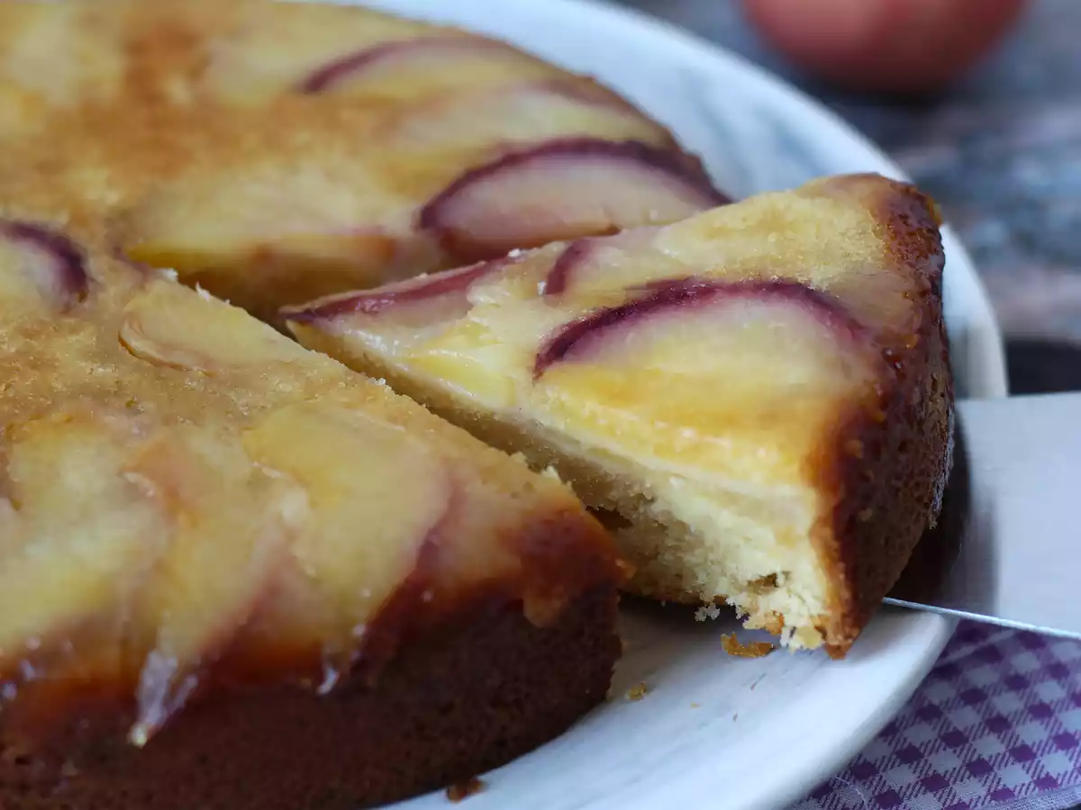 Umgekehrter Pfirsichkuchen, saftig, zartschmelzend und karamellisiert - foto 4