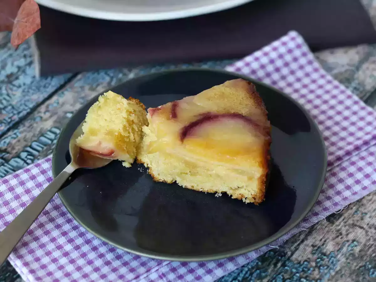 Umgekehrter Pfirsichkuchen, saftig, zartschmelzend und karamellisiert - foto 6