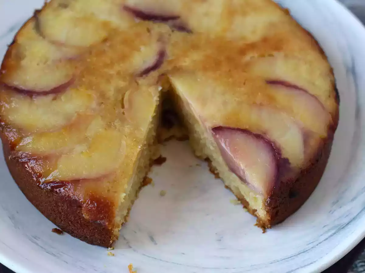 Umgekehrter Pfirsichkuchen, saftig, zartschmelzend und karamellisiert - foto 7