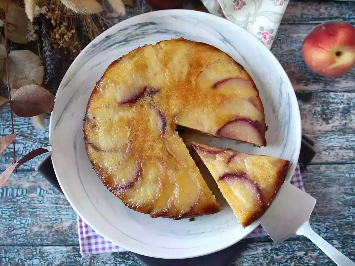 Umgekehrter Pfirsichkuchen, saftig, zartschmelzend und karamellisiert - foto 8
