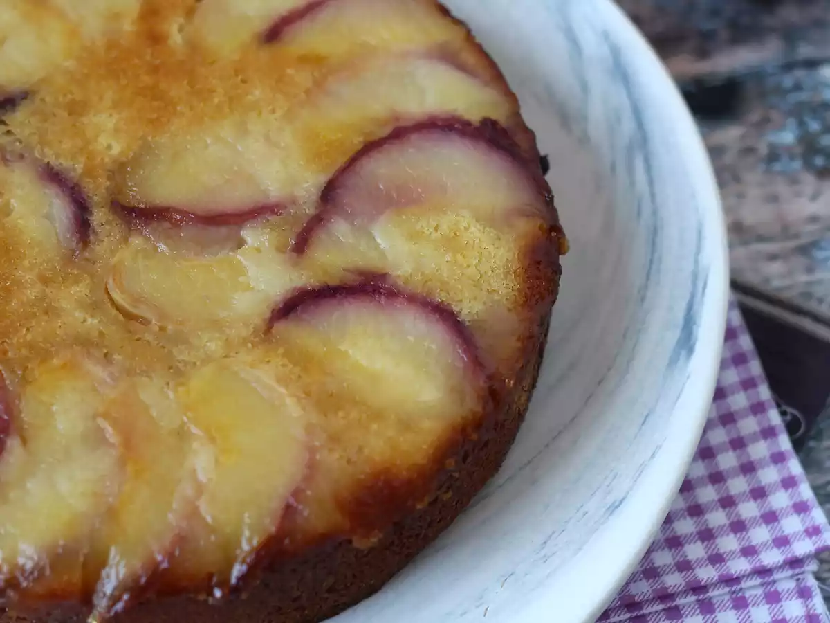 Umgekehrter Pfirsichkuchen, saftig, zartschmelzend und karamellisiert - foto 9