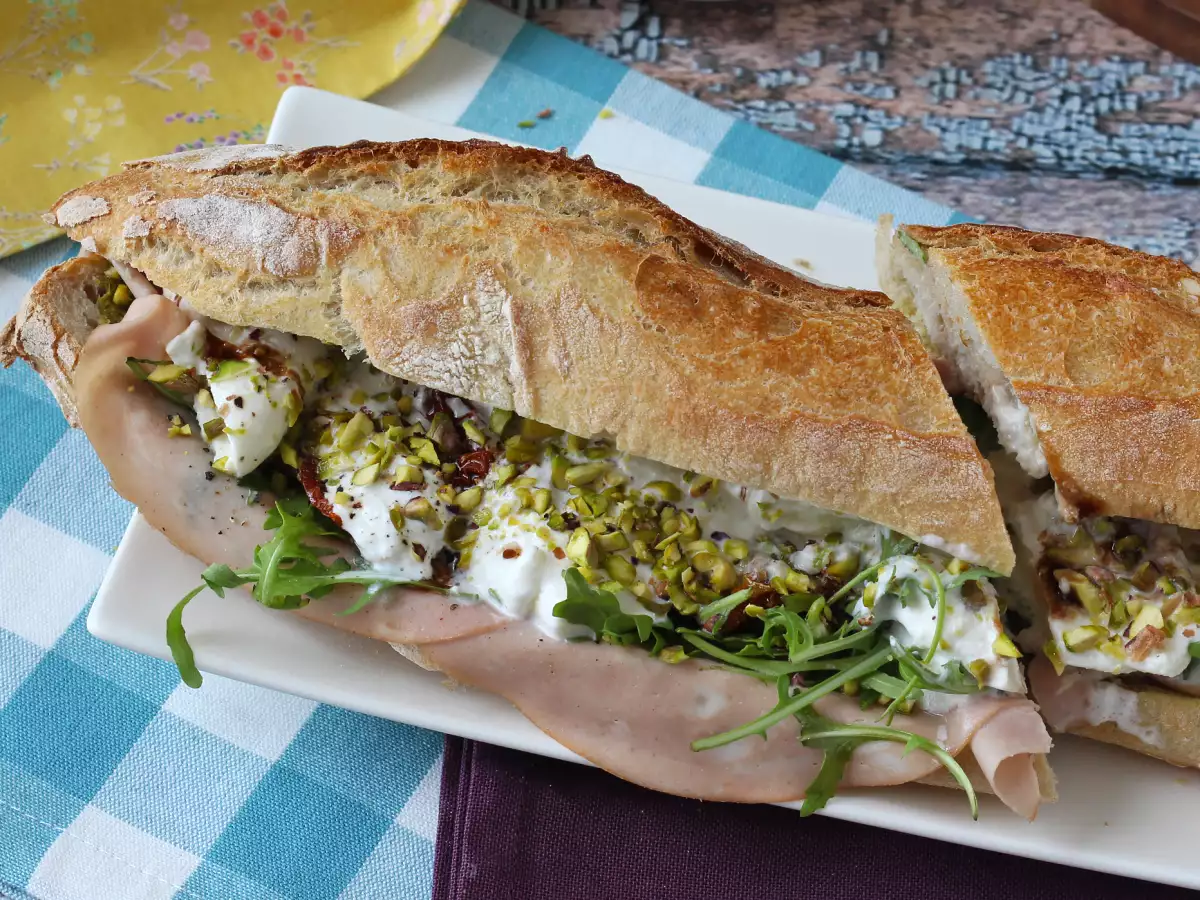 Unglaublich leckeres italienisches Sandwich mit Mortadella und Burrata - foto 2