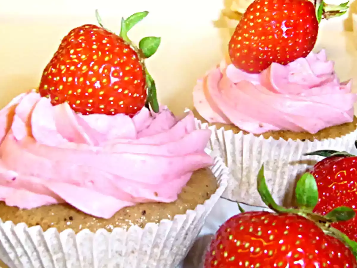 Vanille-Buttermilch Cupcake mit Erdbeer-Topping