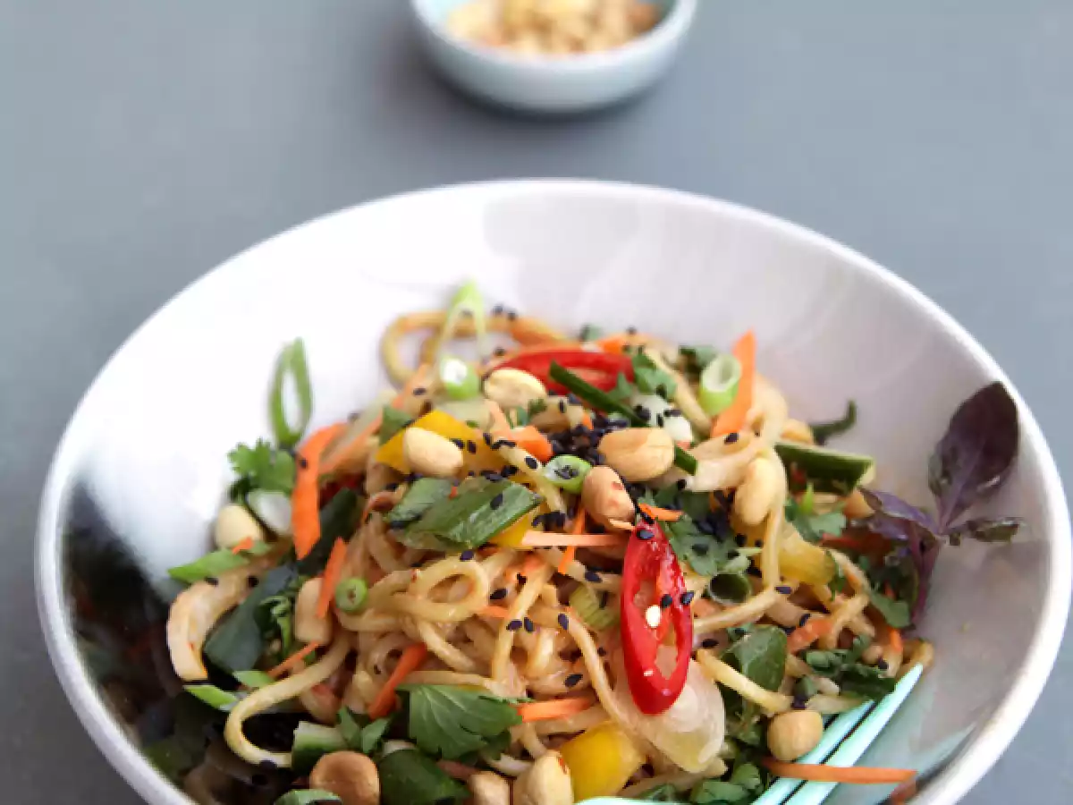 {Vegan & Summer} Kühle asiatische Sommer-Nudeln mit cremigem Erdnussdressing