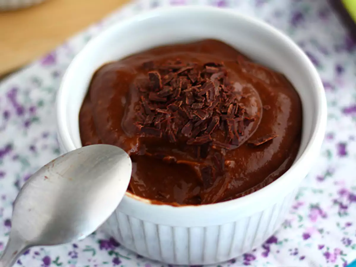Vegane Dessertcreme mit Schokolade, Banane und Avocado - foto 4