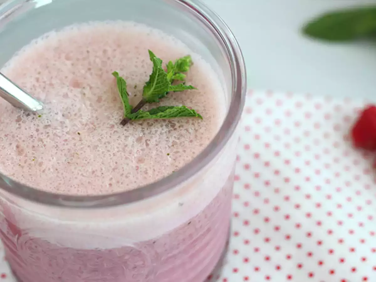 Veganer Milchshake mit Himbeeren und Minze - foto 2