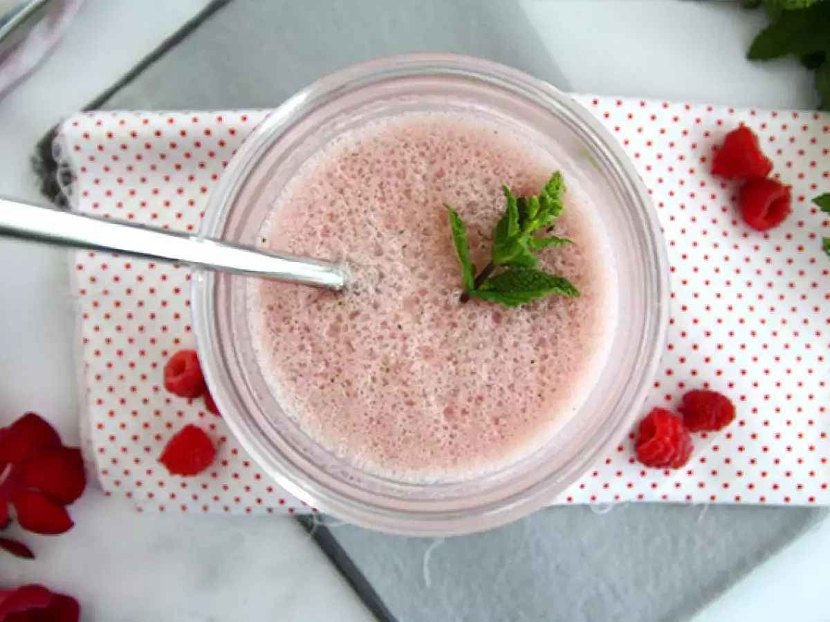 Veganer Milchshake mit Himbeeren und Minze - foto 3