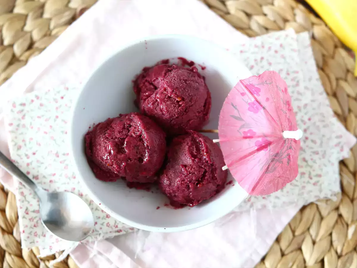 Veganes Nice-Cream-Bananeneis mit roten Beeren – einfaches Rezept - foto 2