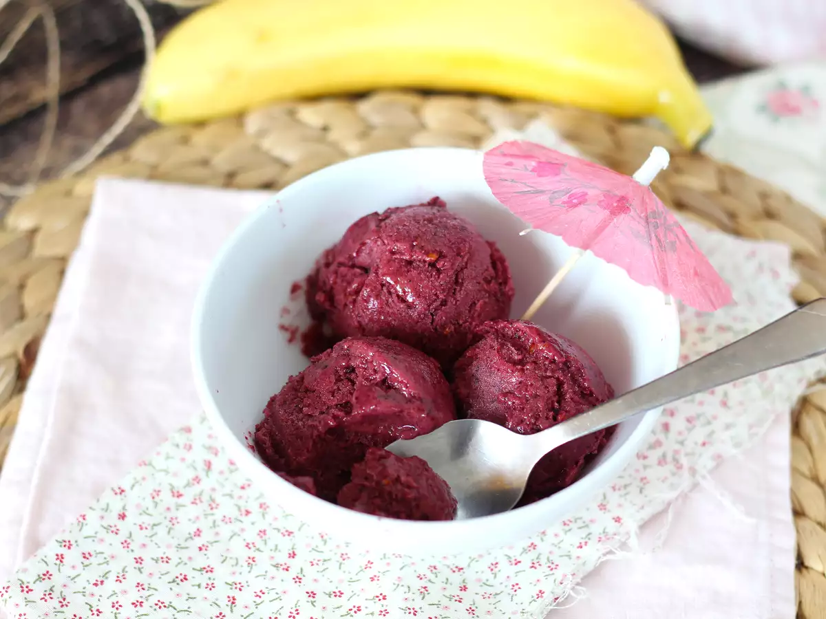 Veganes Nice-Cream-Bananeneis mit roten Beeren – einfaches Rezept - foto 3