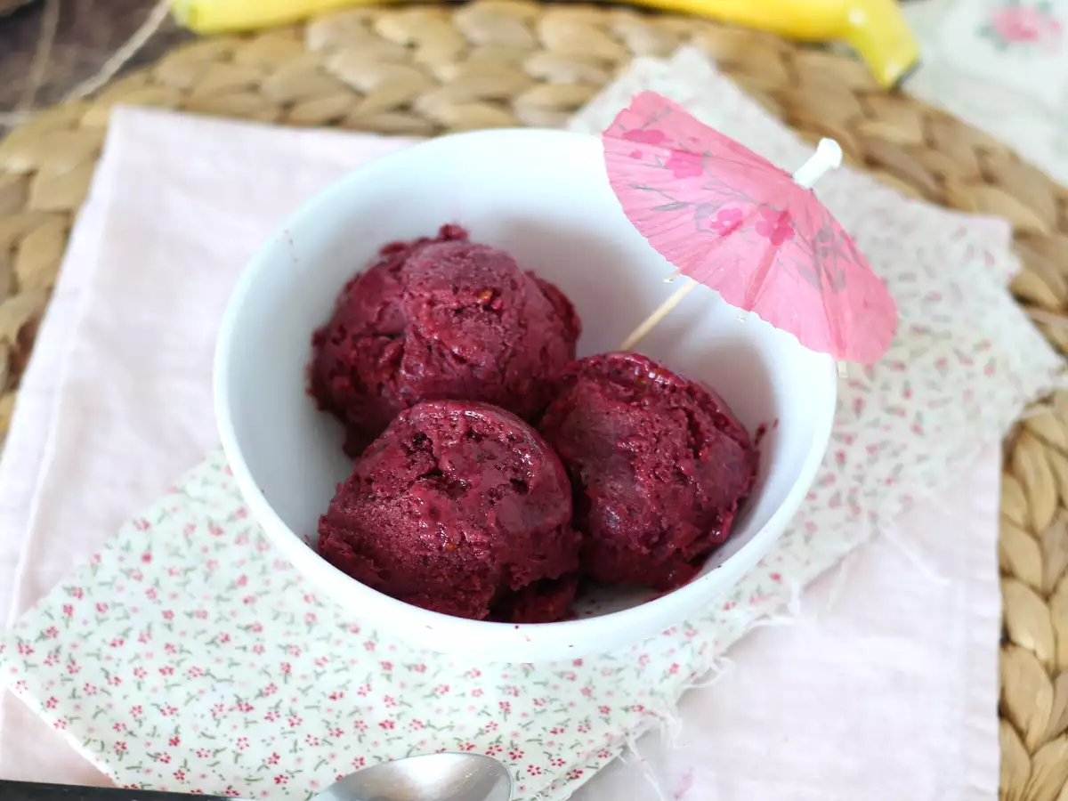 Veganes Nice-Cream-Bananeneis mit roten Beeren – einfaches Rezept - foto 4