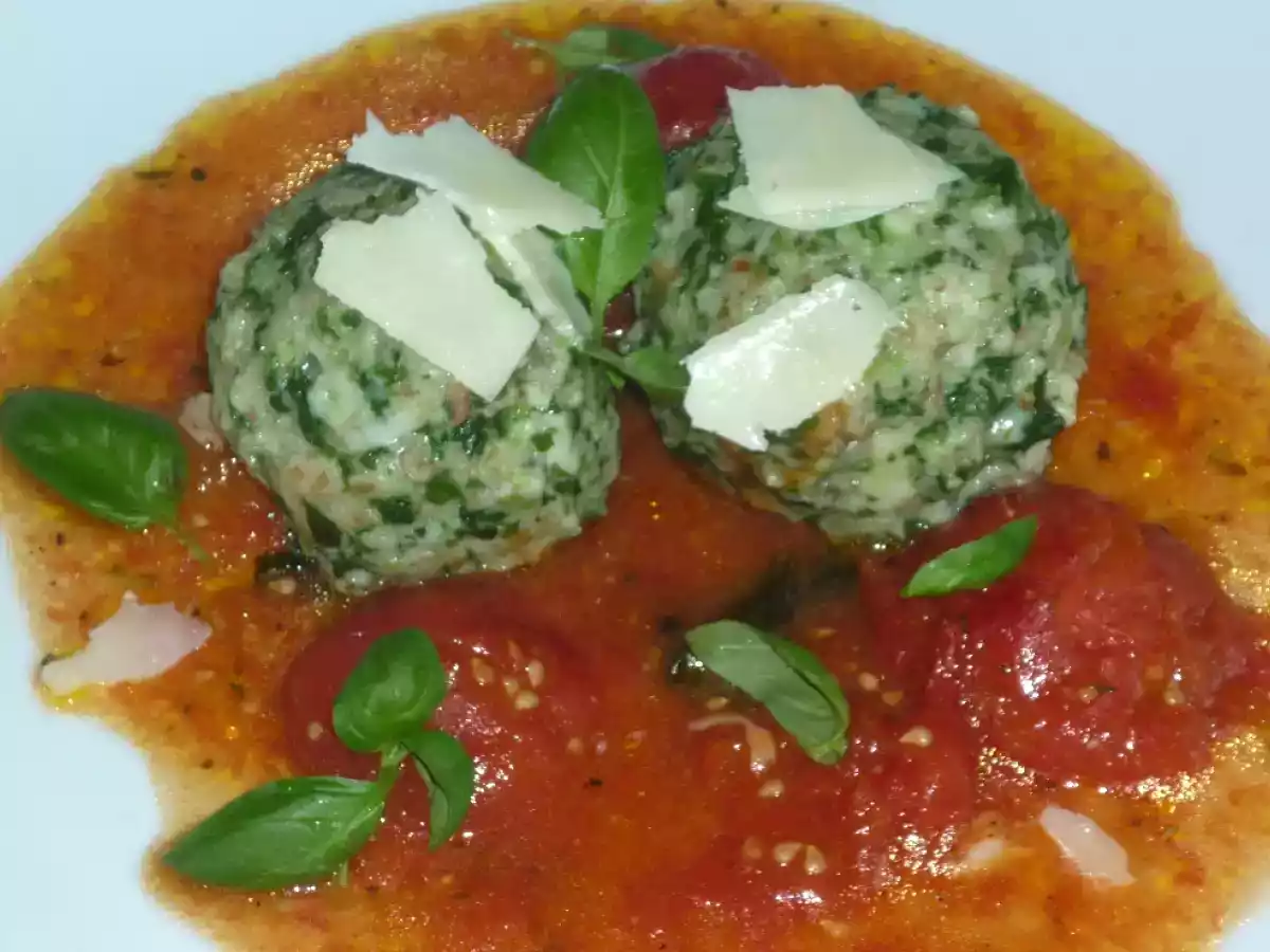 Vegetarisch: Spinatknödel mit Tomatensauce