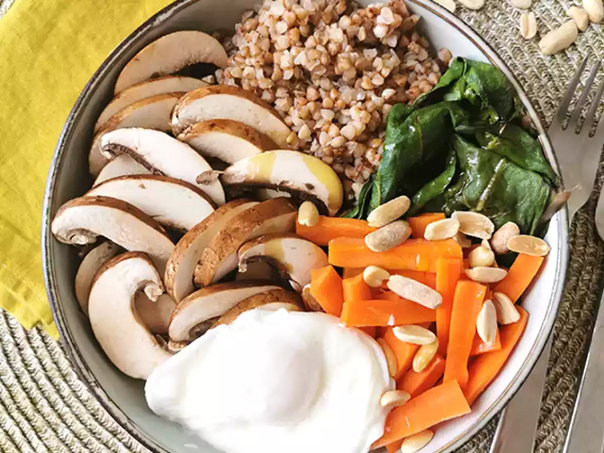 Vegetarische Buddha-Bowl mit Buchweizen, Gemüse und pochiertem Ei - foto 2