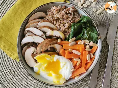 Vegetarische Buddha-Bowl mit Buchweizen, Gemüse und pochiertem Ei
