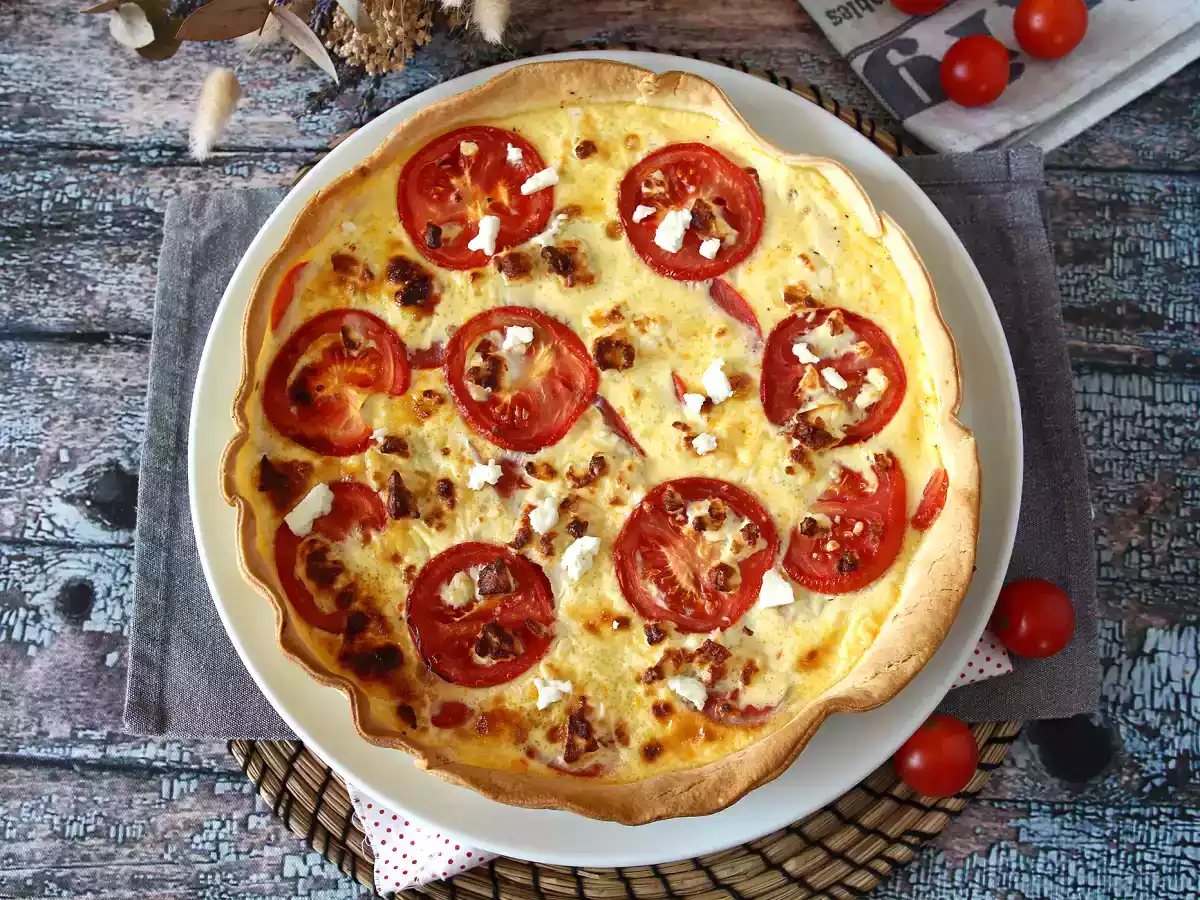 Vegetarische Feta-Tomaten-Quiche, perfekt für ein Picknick!