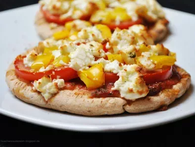Vegetarische Pita-Pizzen mit Paprika, Tomaten & Schafskäse