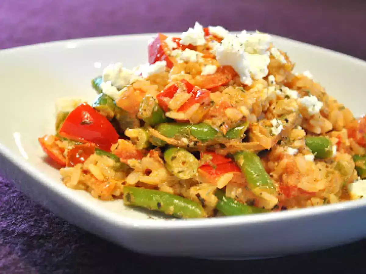 Vegetarische Reispfanne mit Schafskäse