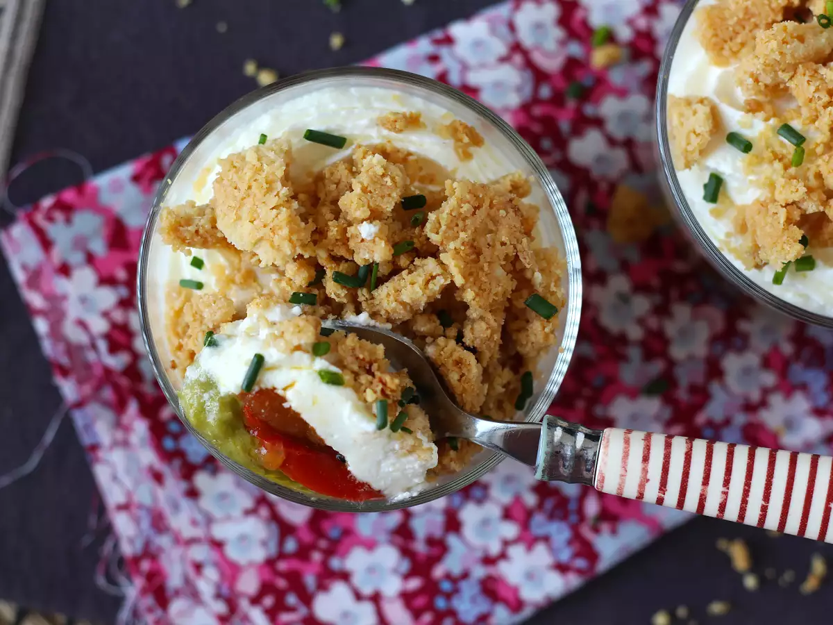 Vegetarische Vorspeisen im Glas: Erbsencreme, Parmesan-Crumble und Mascarponecreme - foto 4