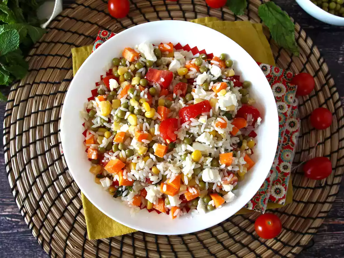 Vegetarischer Reissalat: Feta, Mais, Karotten, Erbsen, Kirschtomaten und Minze - foto 2