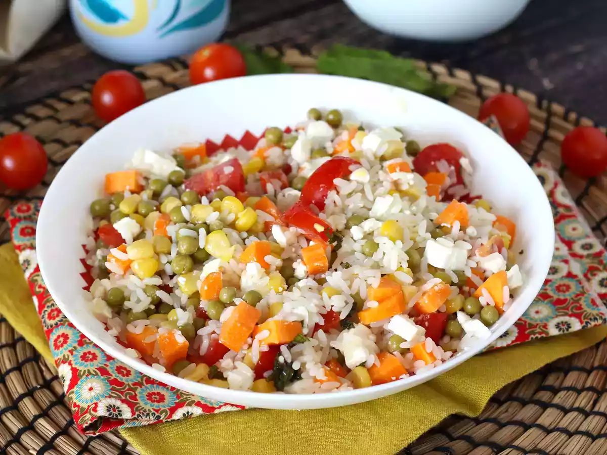 Vegetarischer Reissalat: Feta, Mais, Karotten, Erbsen, Kirschtomaten und Minze - foto 5