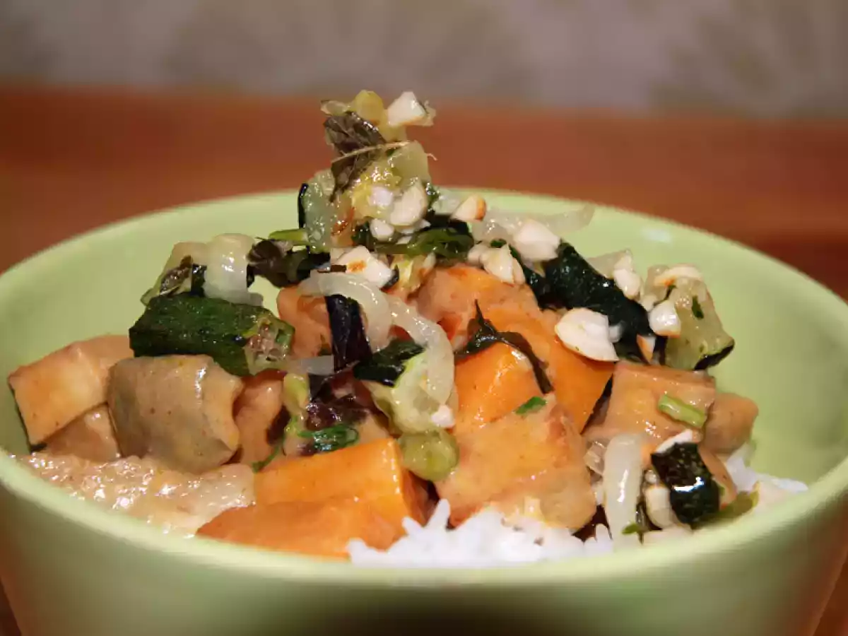 Vegetarisches rotes Thaicurry mit leckerem Topping