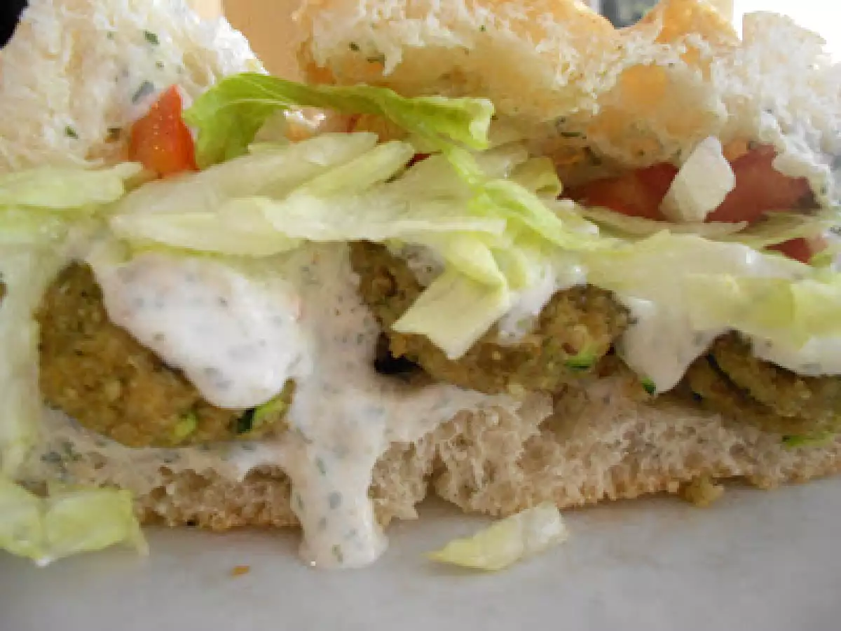 Veggie ~ Wrap mit Grünkernbratlingen und Knoblauchsauce