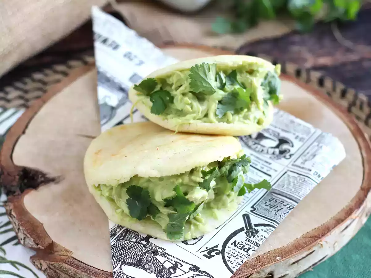 Venezolanische Arepas mit Hühnchen und Avocado – Reina Pepiada - foto 2