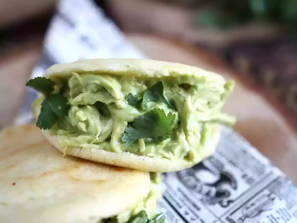 Venezolanische Arepas mit Hühnchen und Avocado – Reina Pepiada - foto 3