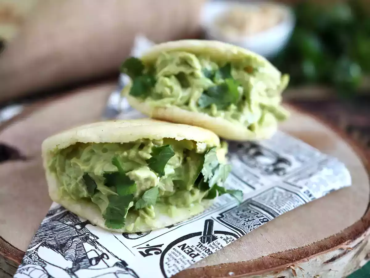 Venezolanische Arepas mit Hühnchen und Avocado – Reina Pepiada - foto 4
