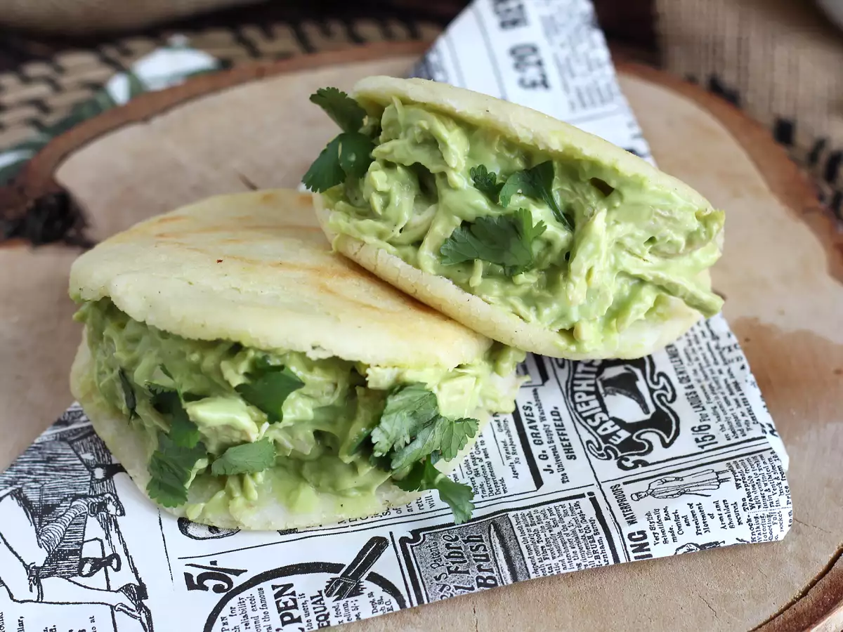 Venezolanische Arepas mit Hühnchen und Avocado – Reina Pepiada - foto 5