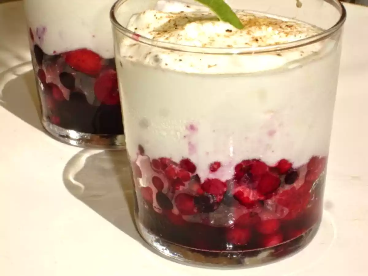 Verrine aus roten Früchten in Wodkamarinade mit Quarkmousse und Tonkabohne