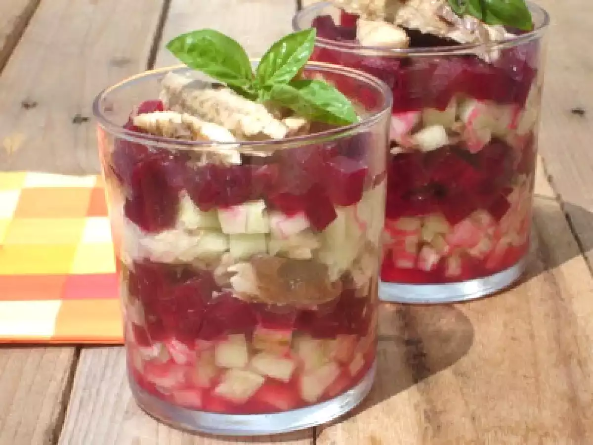 Verrine mit Rote Bete, Gurke und geräucherter Makrele