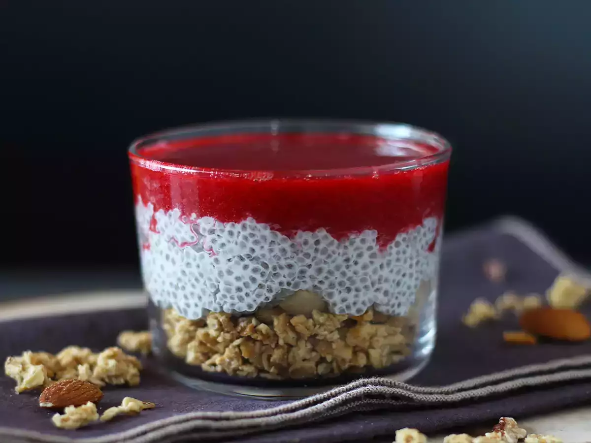 Verrines aus Chia-Pudding mit Kokosmilch, Himbeeren und Müsli - foto 2