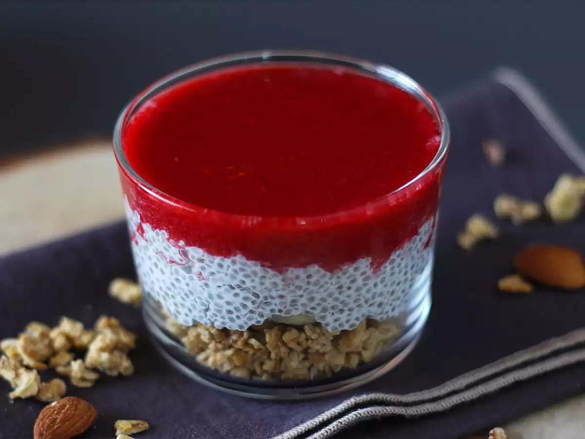Verrines aus Chia-Pudding mit Kokosmilch, Himbeeren und Müsli - foto 3