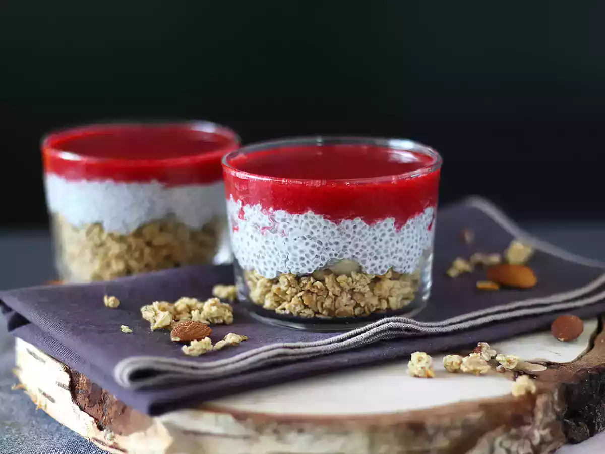 Verrines aus Chia-Pudding mit Kokosmilch, Himbeeren und Müsli - foto 4