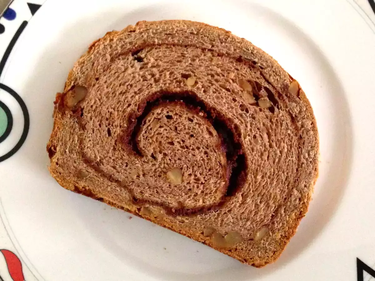 VOLLKORNWEIZENBROT MIT ZIMT-SPIRALE UND WALNÜSSEN