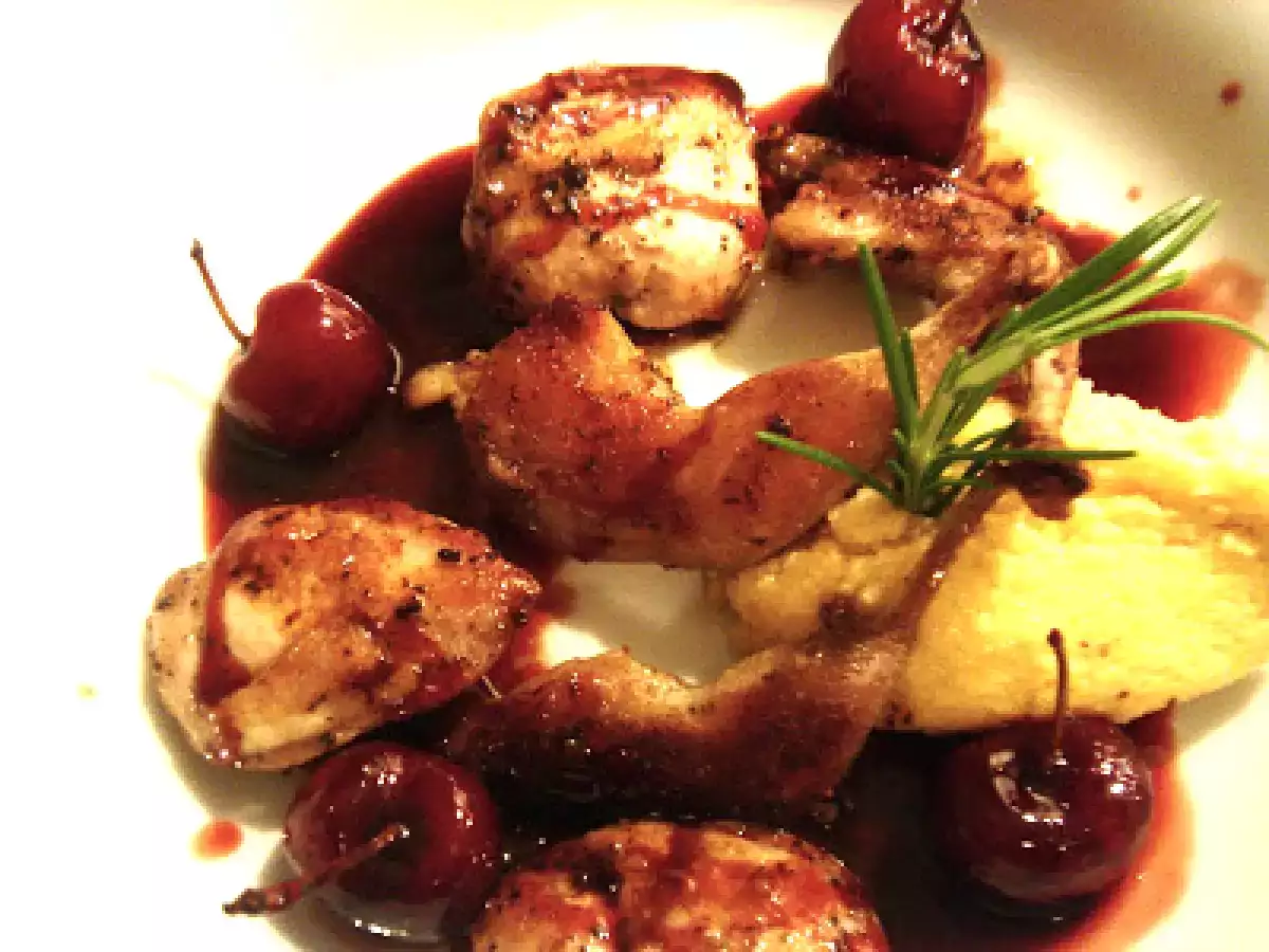 Wachteln, Essigkirschen, Rosmarinpolenta