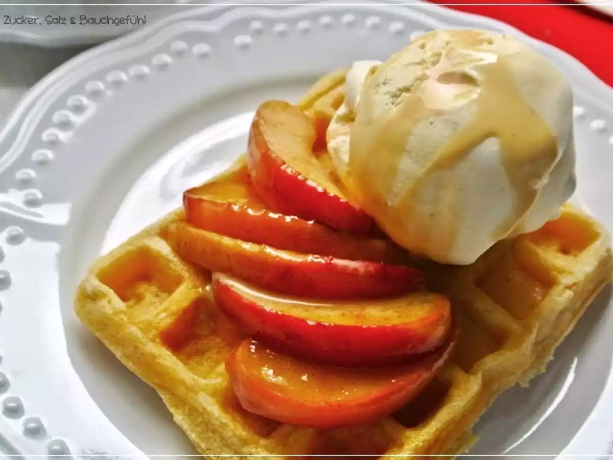 Waffeln mit karamellisierten Äpfeln, Vanilleeis und Karamellsauce