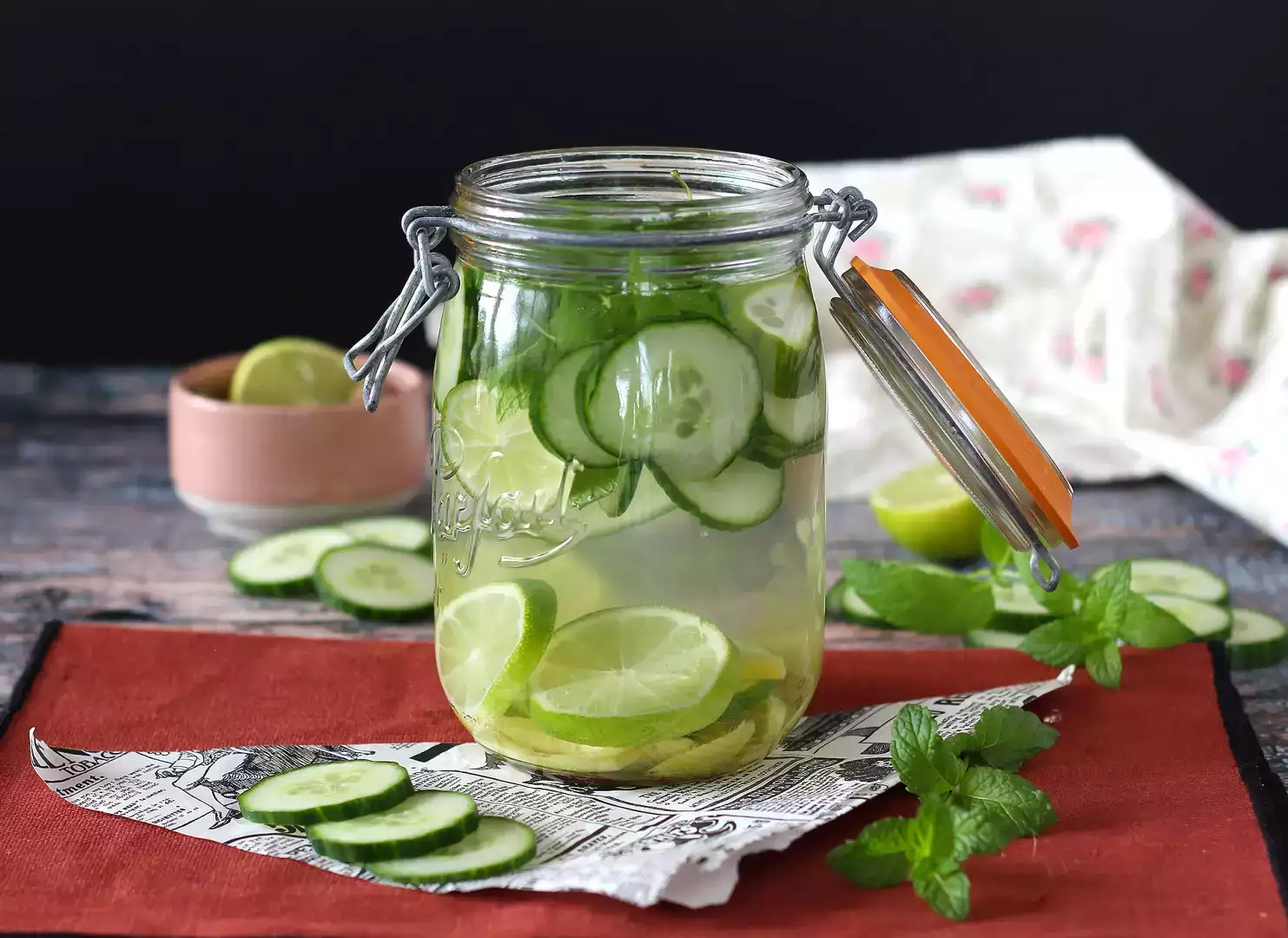 Rezept für wasser mit gurken-, limetten- und minzgeschmack