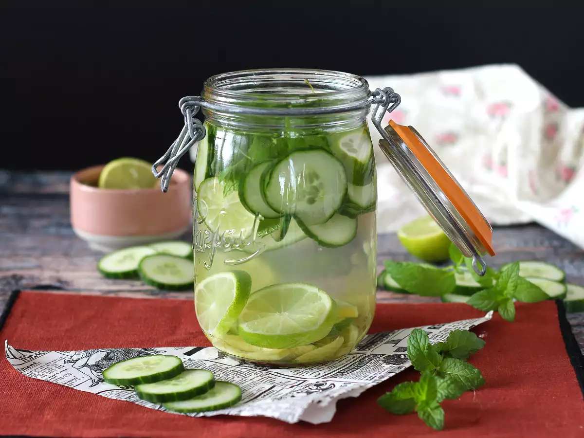 Wasser mit Gurken-, Limetten-, Minze- und Ingwer-Geschmack