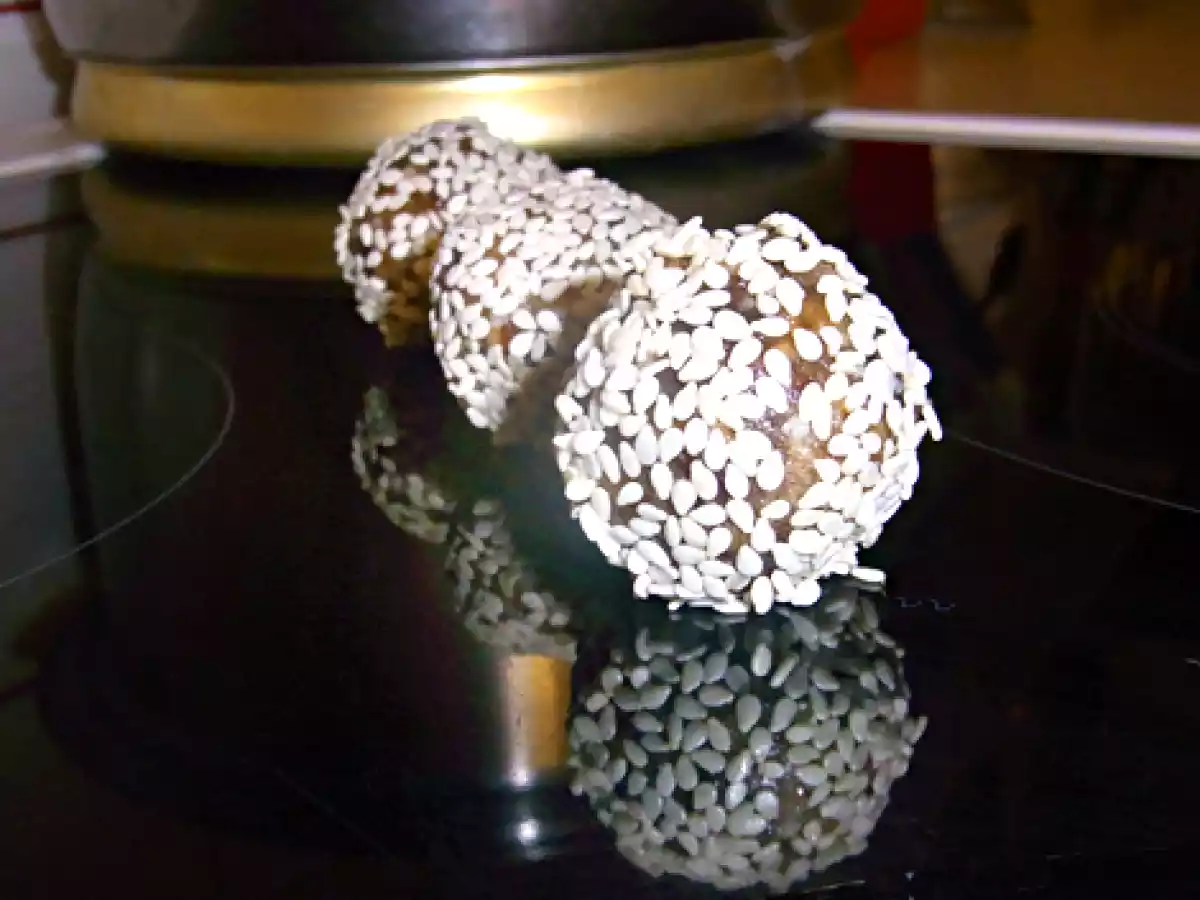 Weiche, cremige Dattelbällchen mit Tahini