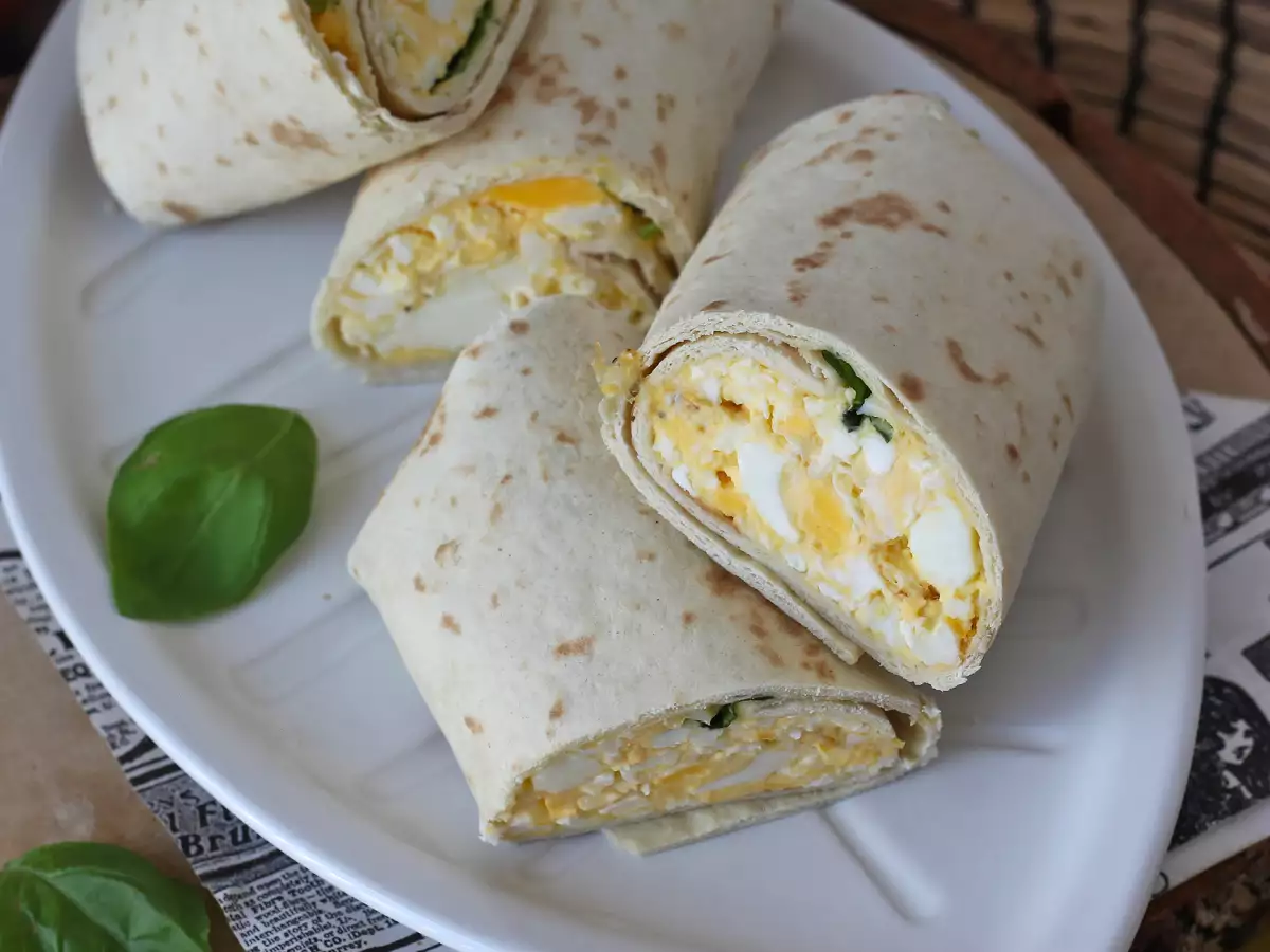 Weicher, besonders proteinreicher Wrap mit Ei und Feta - foto 2