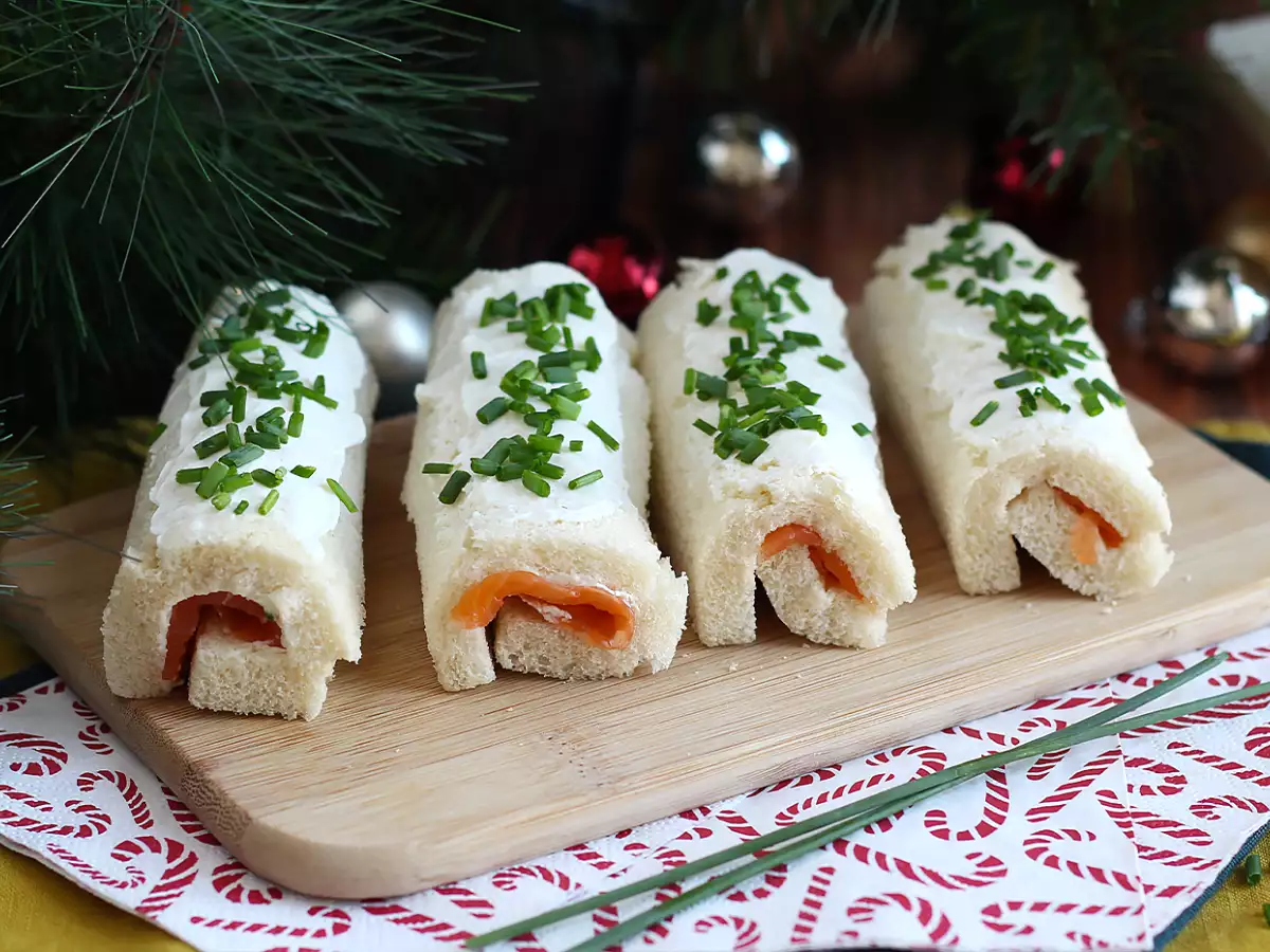 Weihnachtliche Toast-Röllchen mit Räucherlachs
