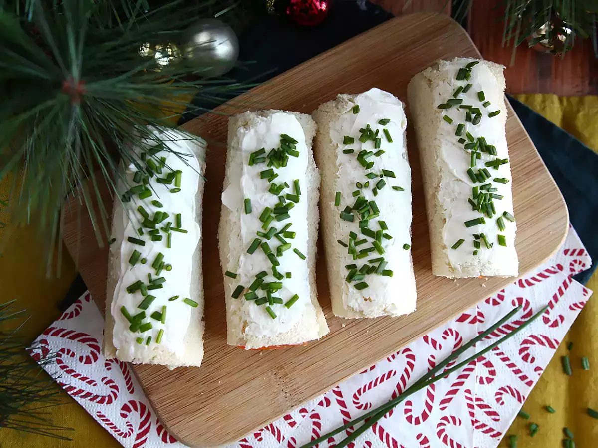 Weihnachtliche Toast-Röllchen mit Räucherlachs - foto 2