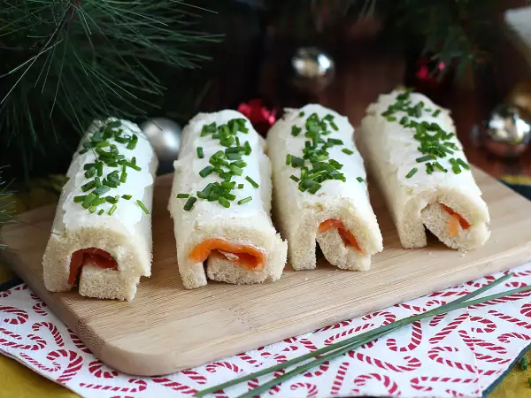 Rezept Weihnachtliche toast-röllchen mit räucherlachs