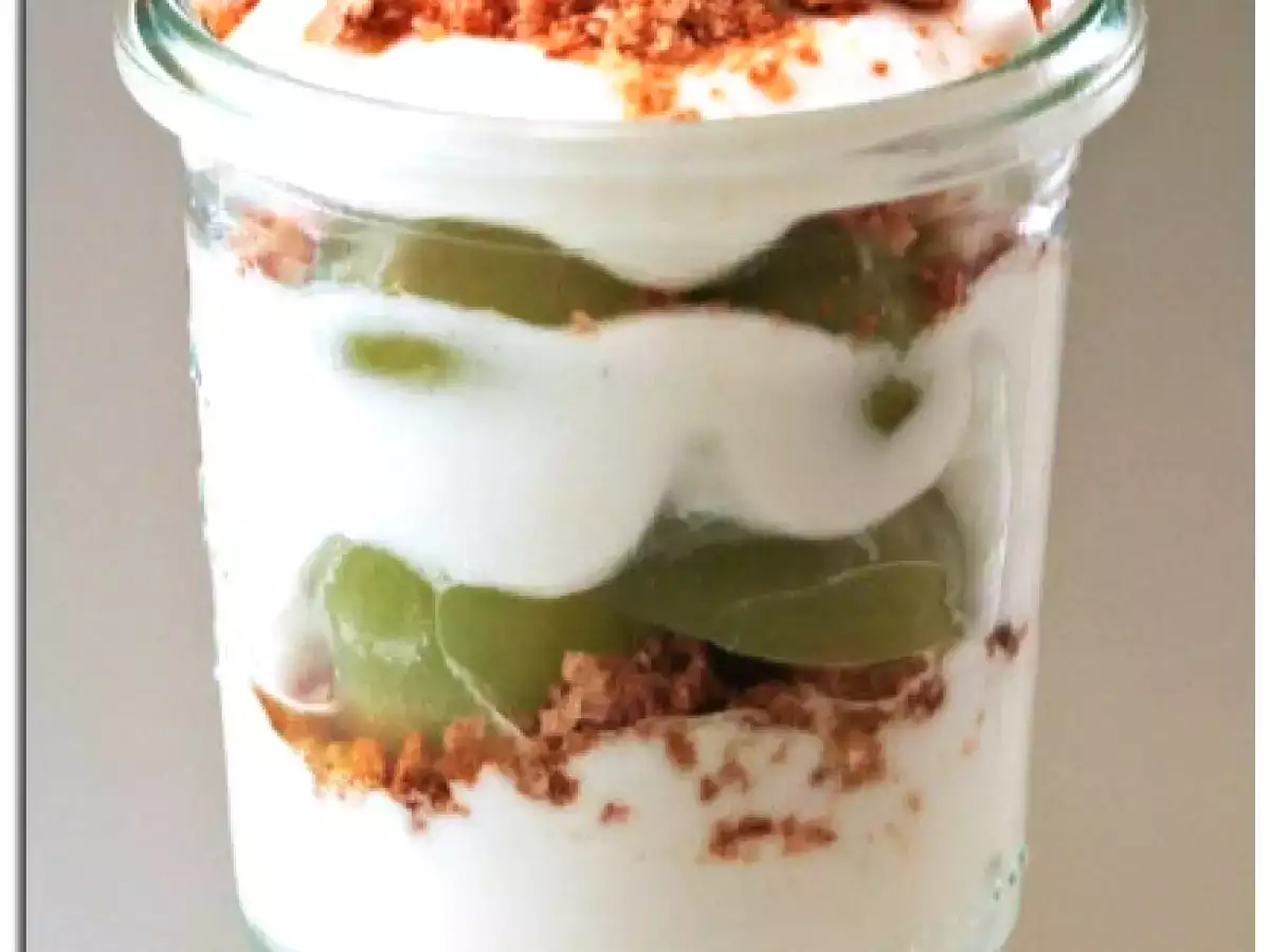 Weintrauben-Dessert mit Amarettini