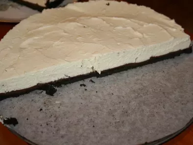 Weiße Schokoladenmousse Torte mit Oreo Boden