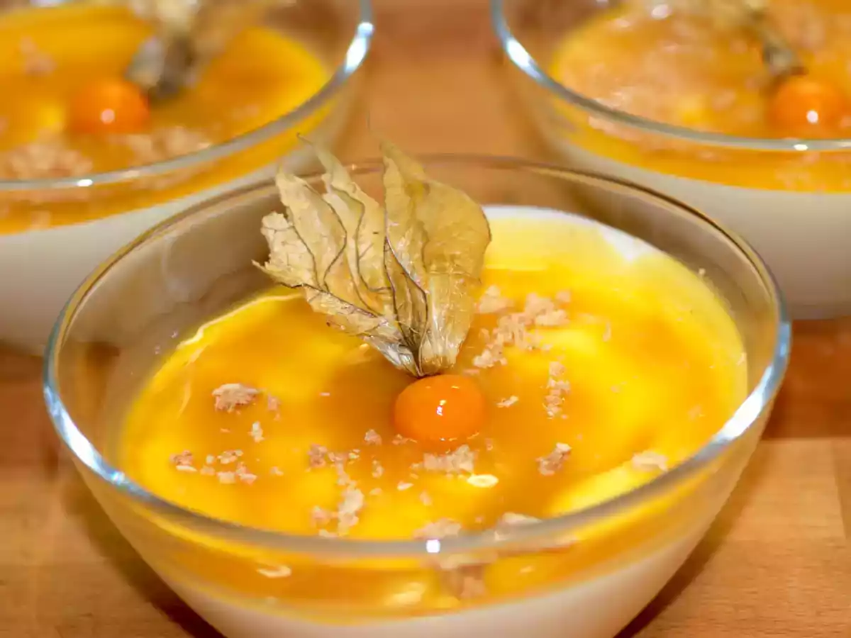 Weiße Schokomousse mit Fruchtspiegel