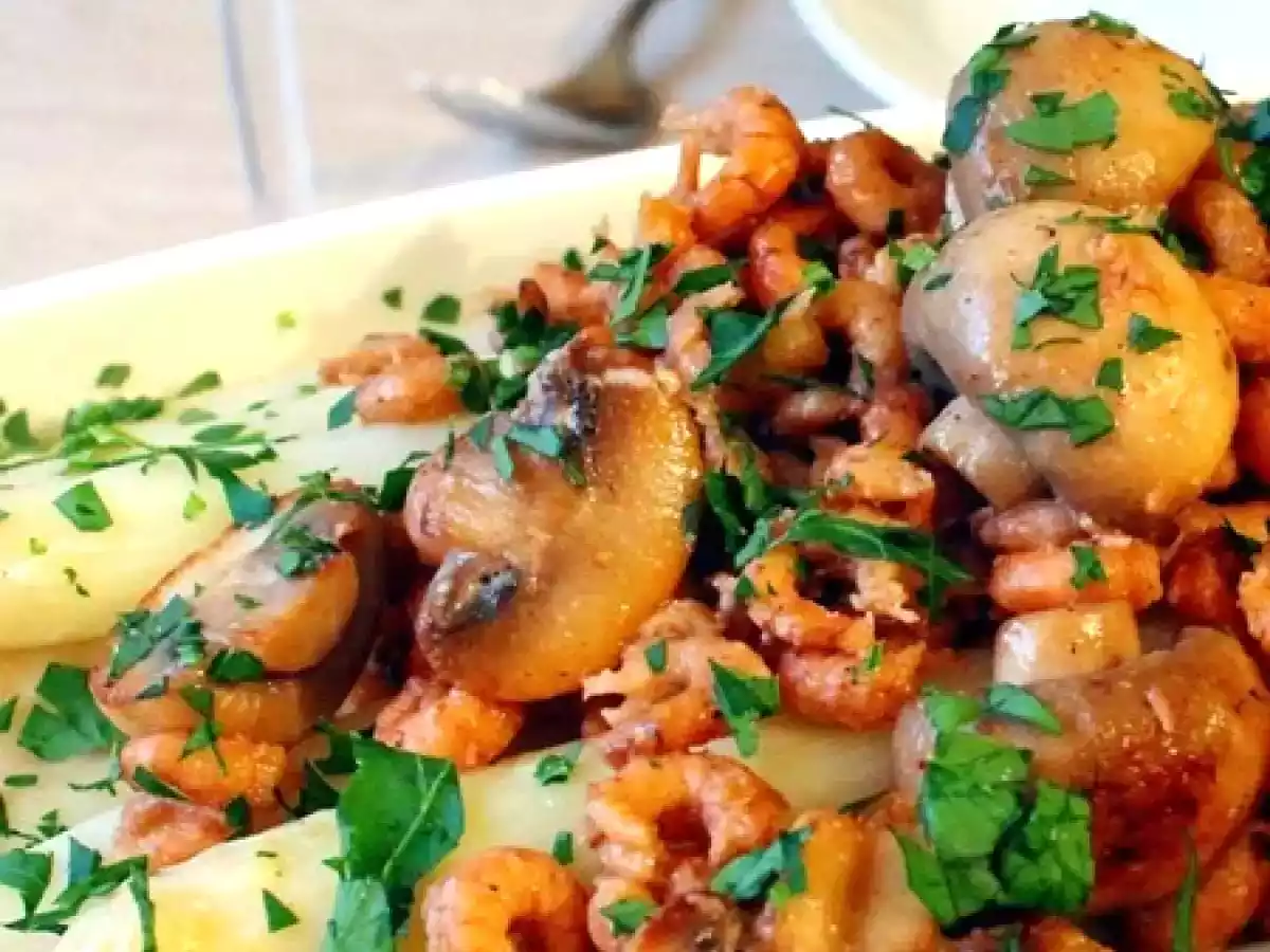 Weißer Spargel mit Champignons Ragout und Krabben