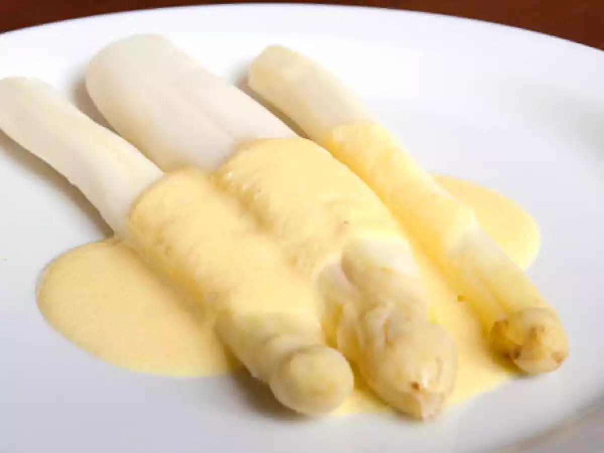 Weisser Spargel mit einfacher Sauce Hollandaise