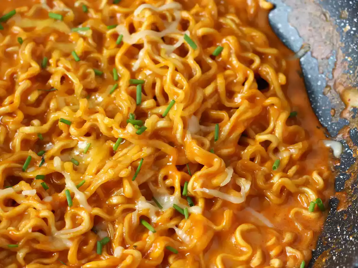 Wie bereitet man Buldak Cheese mit Geschmack zu? Ein einfaches und schnelles Rezept! - foto 6